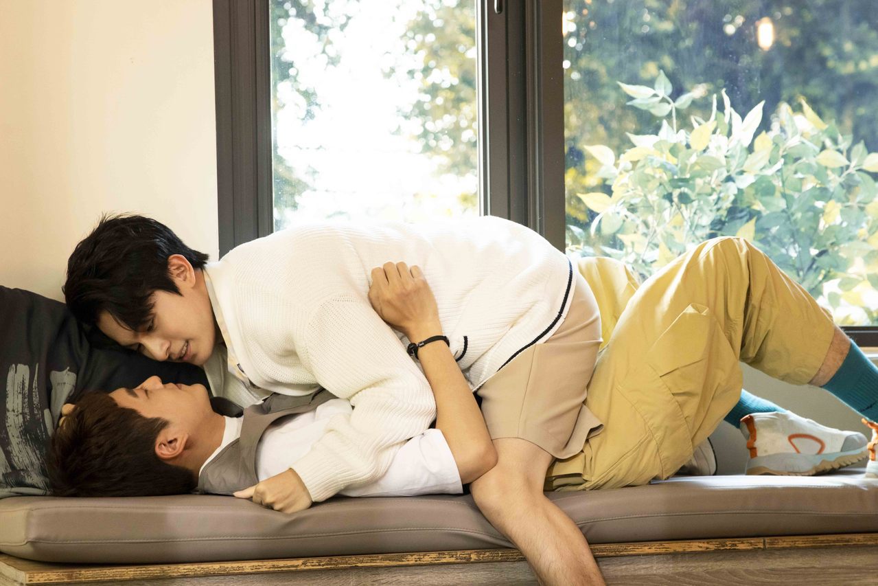 林暉閔(上)與黃新皓在「基因決定我愛你」中上演親密戲。圖／達騰娛樂提供