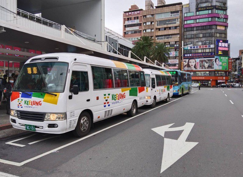 基隆市公車處今天展示市公車新的塗裝，以白色為底，彩繪「K」城市logo，色彩簡潔亮麗。記者邱瑞杰／攝影