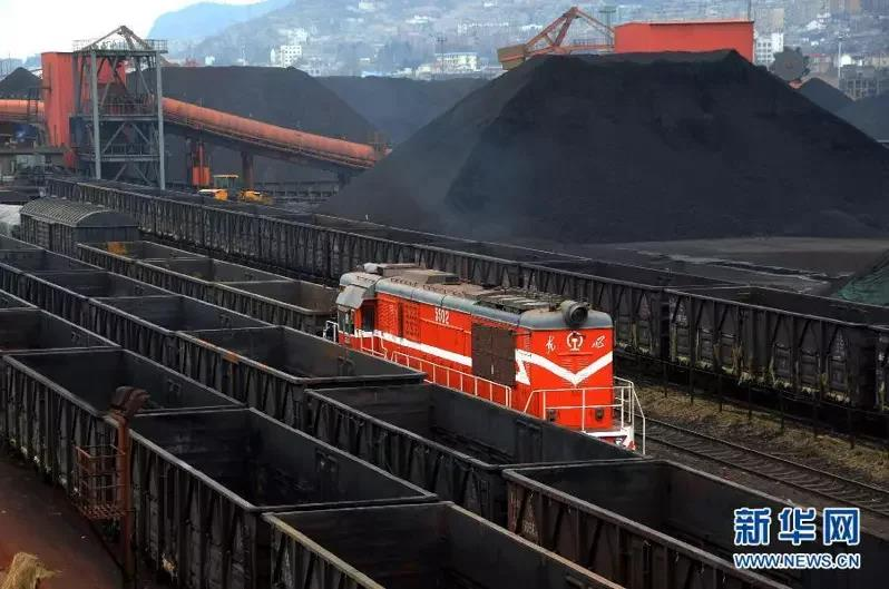 大陸推動節能減排。圖為列車在江蘇連雲港煤炭碼頭運送進口電煤。（圖／新華社）