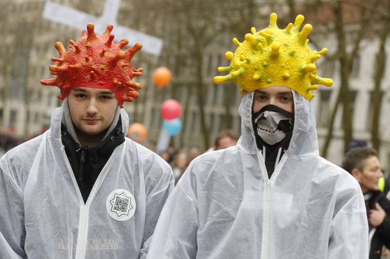 歐洲民眾23日聚集在布魯塞爾，抗議歐洲各國政府實施不成比例的防疫措施，違反人權。歐新社