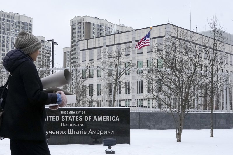 一名女子24日走過美國駐基輔大使館。美國國務院已下令，駐基輔使館人員的家屬和非必要館員應離開烏克蘭。（美聯社）