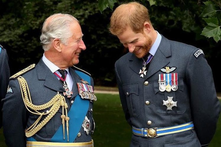查爾斯王子（左）傳對兒子哈利主動遞出和平橄欖枝，但背後另有目的。圖／摘自Twitter