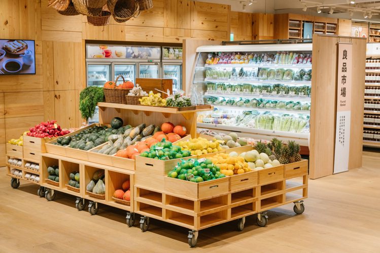 全台首次50坪生鮮蔬果食品賣場「良品市場」，就在美麗華旗艦店。圖／MUJI無印良品提供