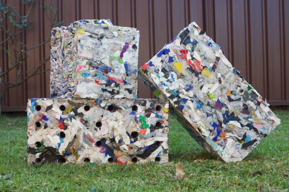 初创公司将不可回收塑胶做成砖块。图／取自(photo:UDN)
