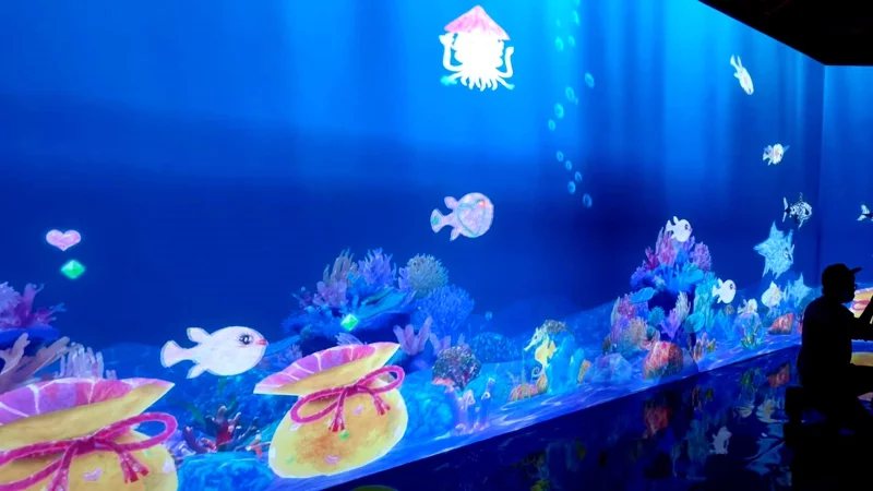 永成戲院的沉浸式互動投影作品「彩繪水族館」。 圖／謝進盛 攝影