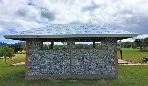 不可回收塑胶做成的砖块能做成围栏、挡土墙甚至公车站这类物件。图／取自(photo:UDN)