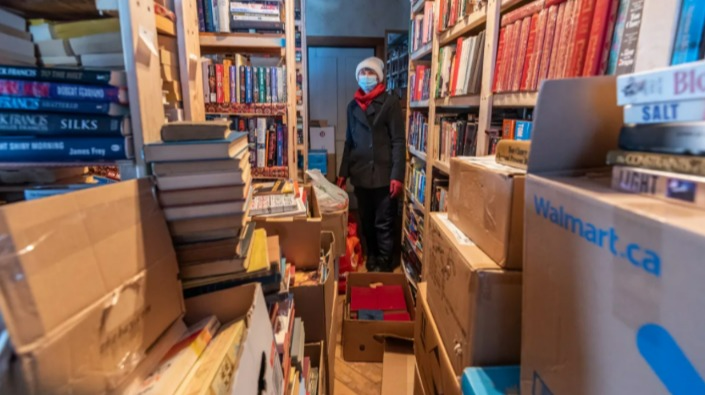 女从垃圾堆救回20万本书，谷仓和农舍塞爆快放不下。图／取自(photo:UDN)