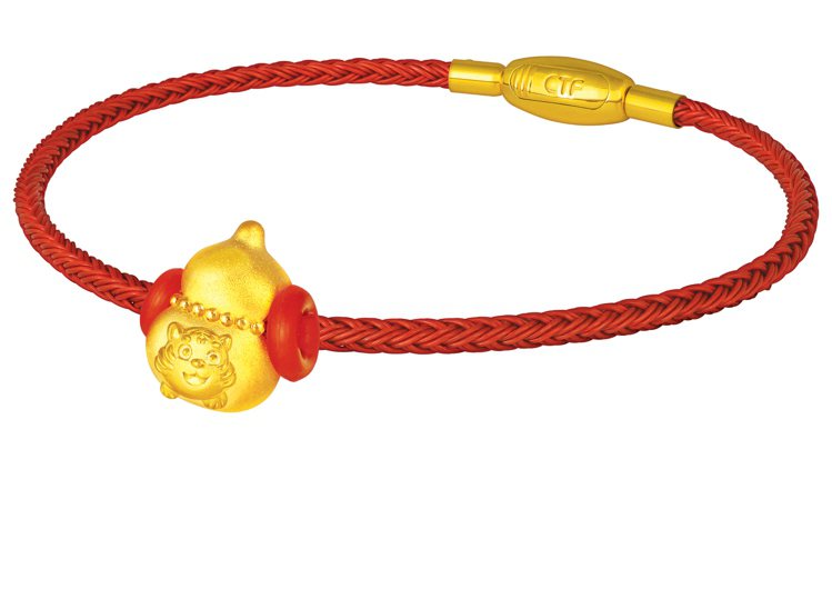 「富貴虎」黃金串飾 連手繩，6,800元。圖／周大福提供 孫曼
