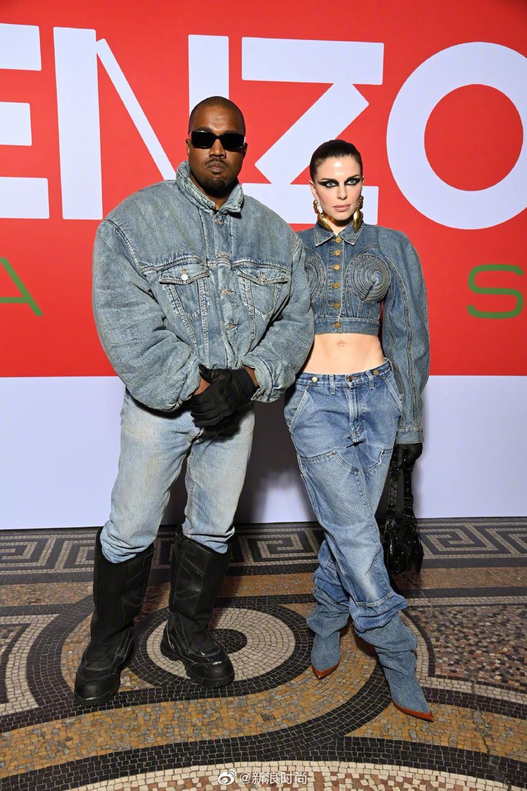 女星Julia Fox（右）跟Kanye West。圖／摘自微博