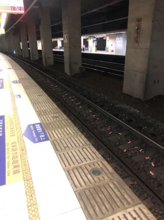 男網友日前在板橋火車站等車時，意外發現鐵軌上撒滿「紅紙」。 圖擷自Dcard