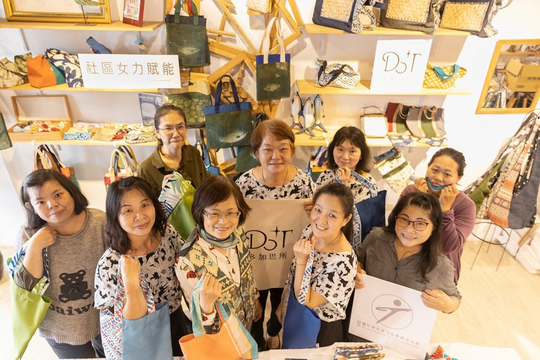 多加思所婦女們與台南企業資深打版師（前排右一）。 圖／陶滸攝影