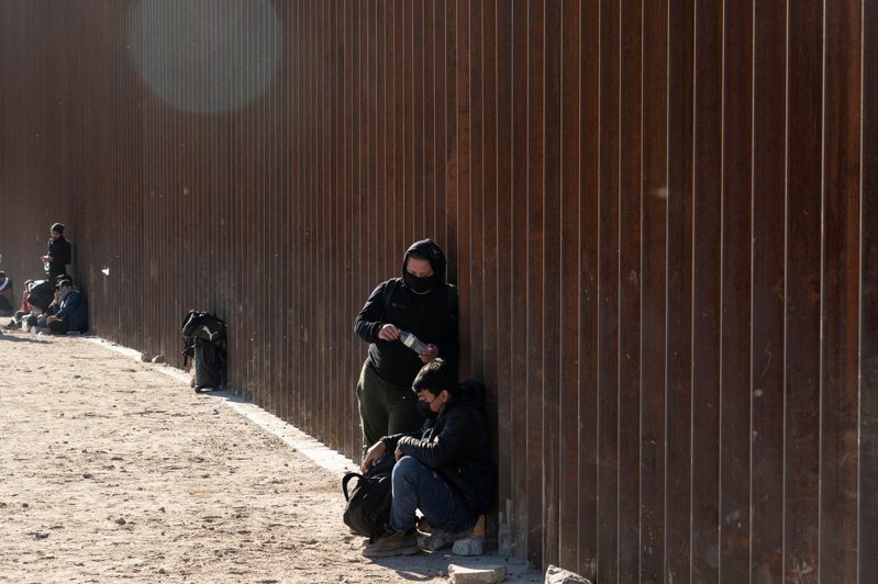 今天公布的官方數字顯示，去年12月約有近18萬名移民試圖從墨西哥闖關進入美國而被拘捕。圖／路透社