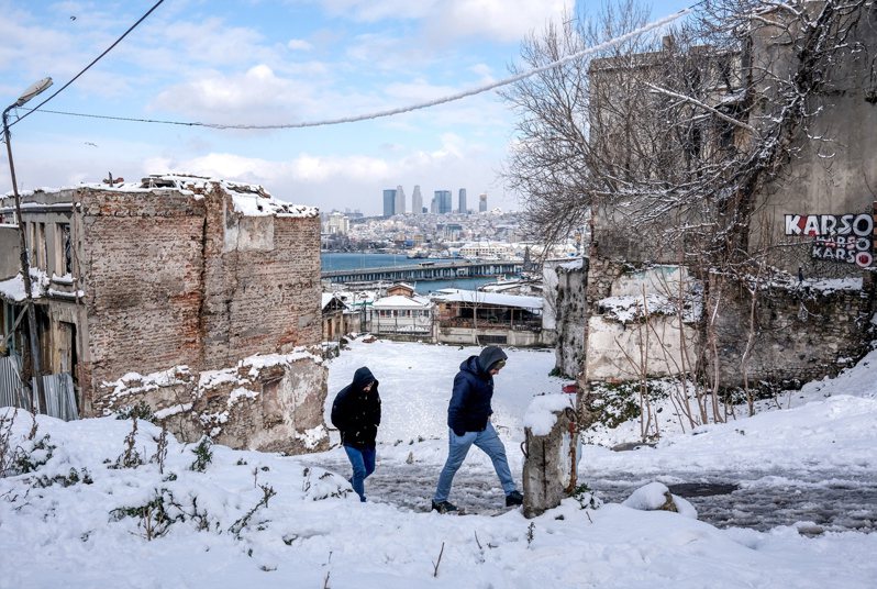 35年来最严重暴雪侵袭伊斯坦堡，每立方公尺区域于8小时内降下60公斤雪量，城巿的欧洲岸道路交通大乱。图／欧新社(photo:UDN)