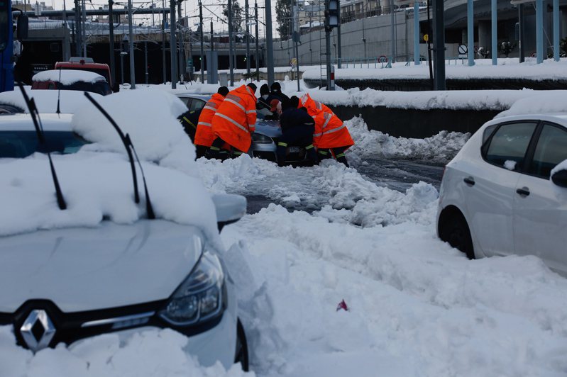 暴風雪席捲希臘，首都雅典降下大雪，造成交通混亂，包括軍隊在內的救援人員徹夜工作，疏散雅典一條公路上受困車內的數以千計民眾。圖／歐新社