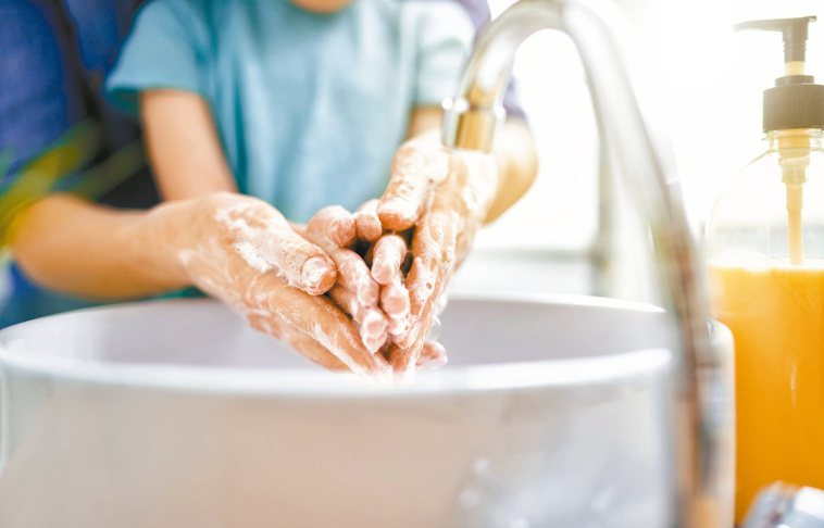 出外使用公廁最容易感染病菌，如廁後務必洗淨雙手。圖／123RF