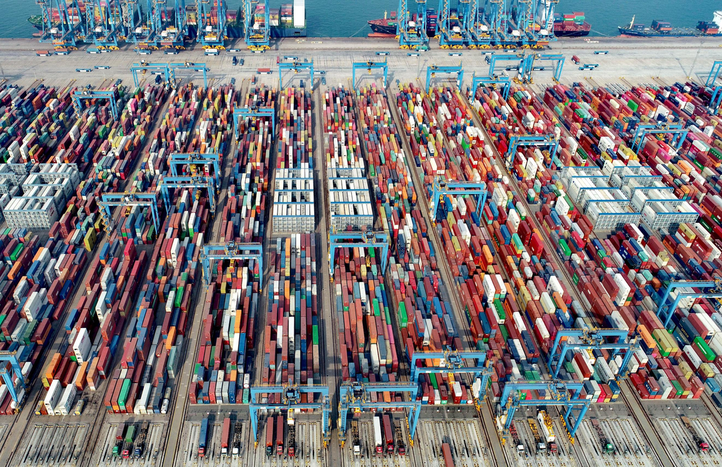 大陸貨物進出口總額連續五年居全球之冠。圖為山東青島港。新華社