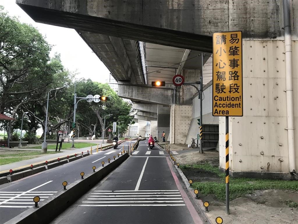 台北市交通大隊於易肇事路口放置警示牌。圖／北市交通大隊提供