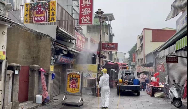 高雄個案確診個案之前到台南安平老街消費，台南市政府緊急消毒。圖／衛生局提供