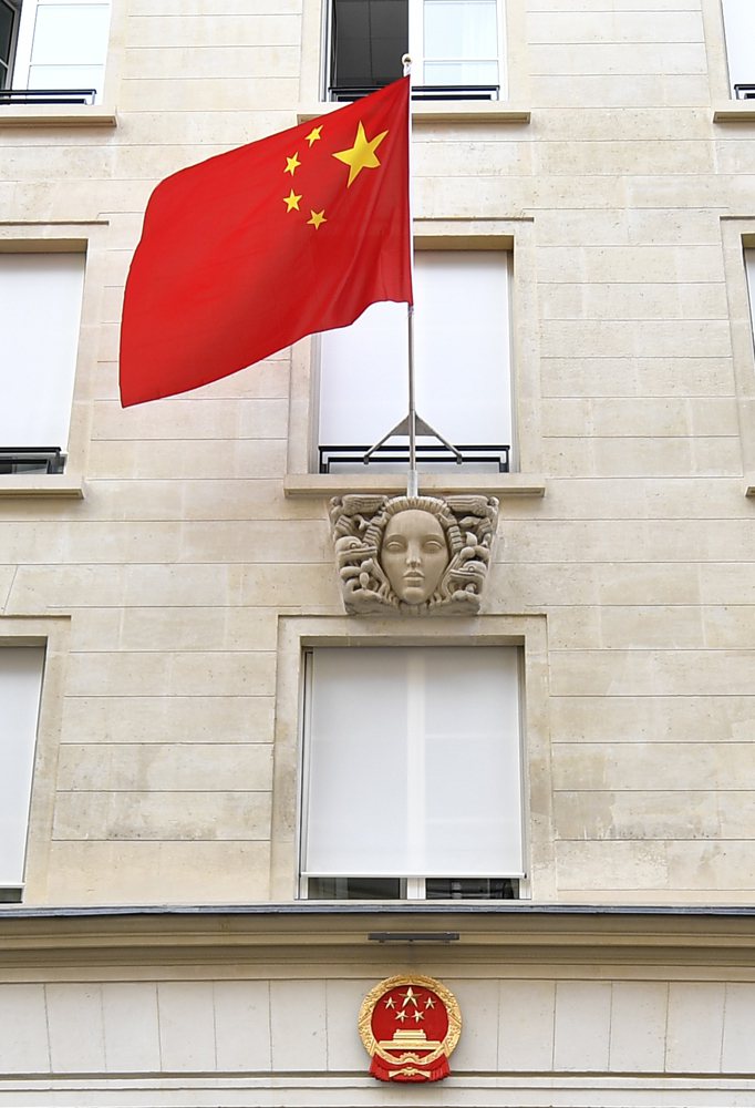 圖為中國大陸駐法國大使館大門上的五星旗與大陸國徽。（取自大陸駐法國大使館官網）