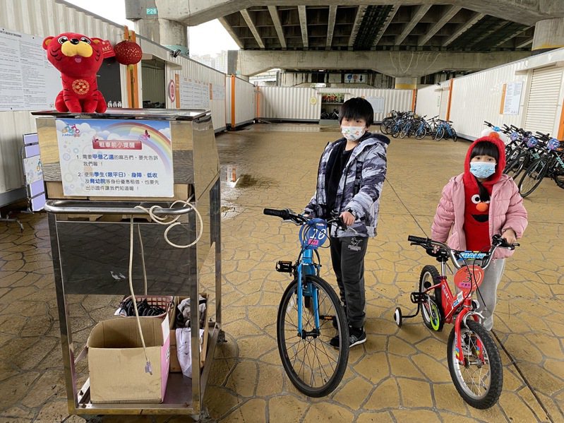 民眾到河濱單車站租借自行車出遊。圖／新北高灘處提供