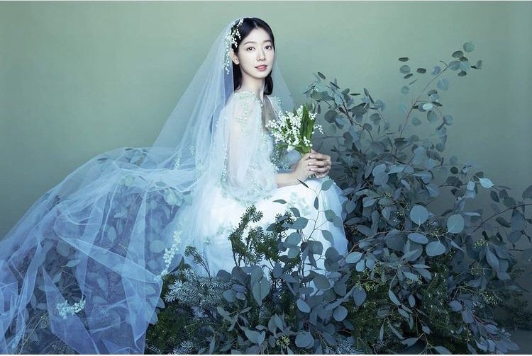 韓國藝人朴信惠選擇配戴CHAUMET婚戒結婚。圖／摘自經紀公司官方IG
