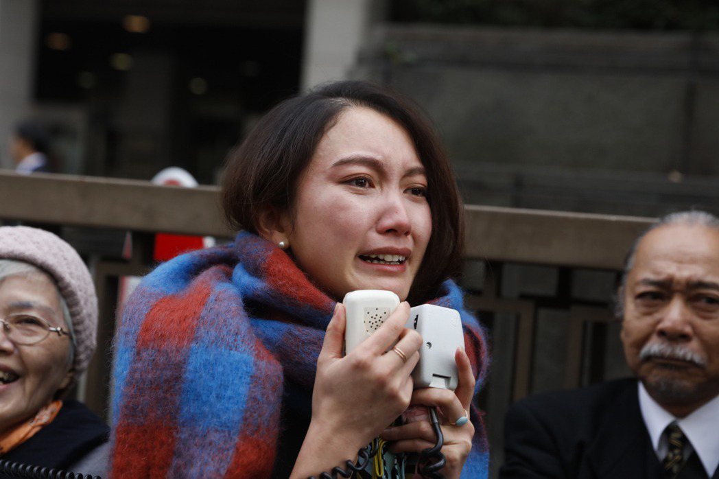 伊藤2019年12月在法院外向支持者發表談話時淚流滿面。（美聯社）