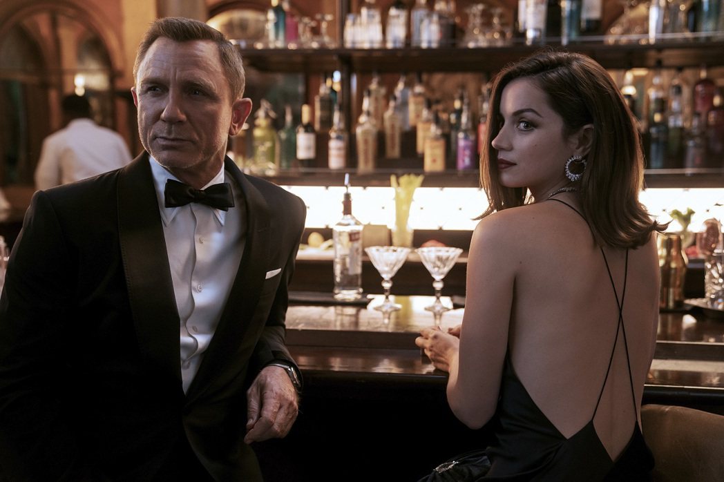 古巴女演員安娜德哈瑪斯（右），圖為《007：生死交戰》劇照。美聯社