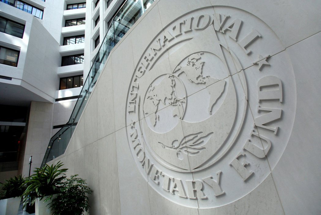 IMF將2022年全球經濟預估成長率從4.9%下修到4.4%，強調美中成長展望都...