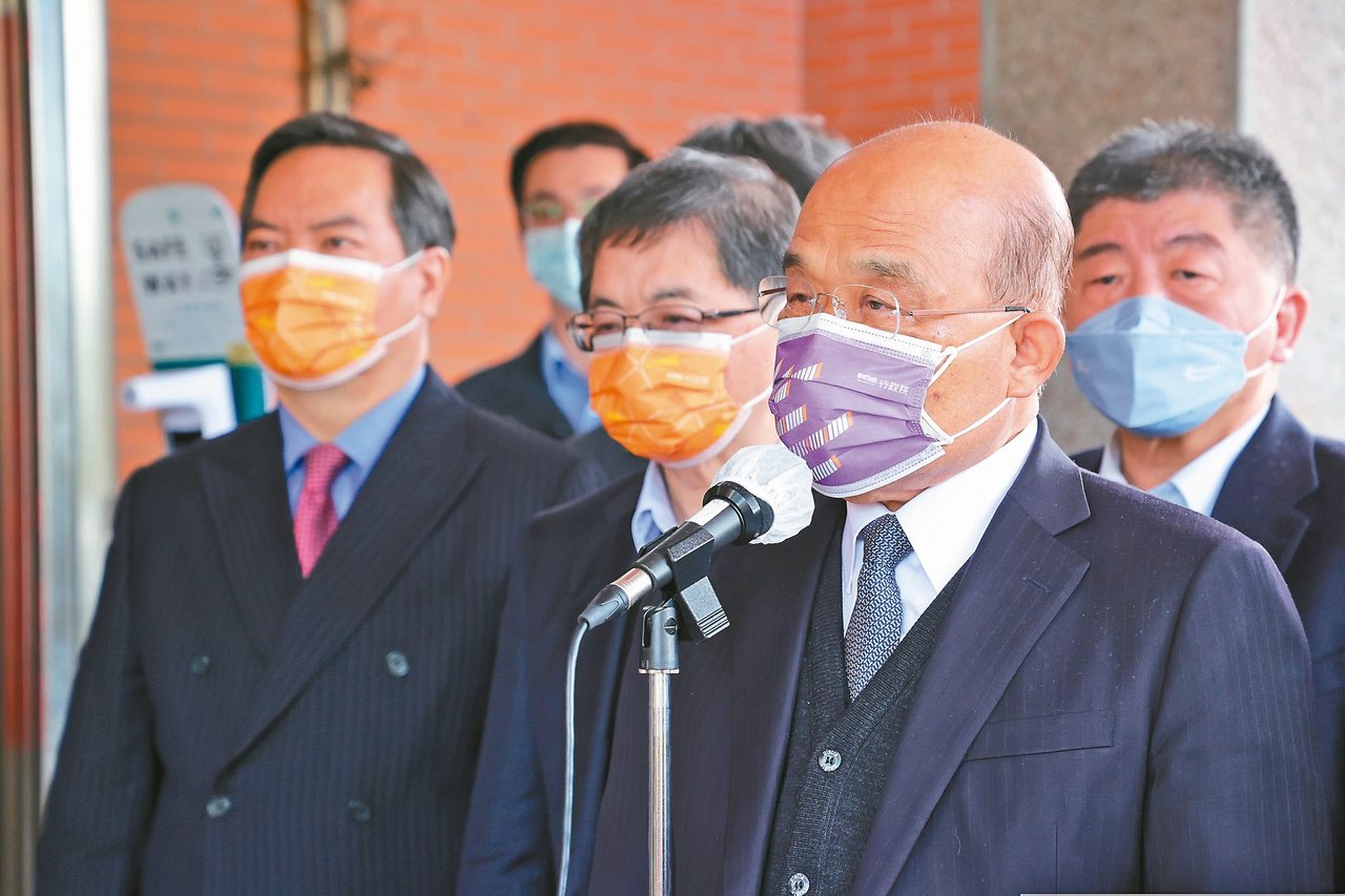 行政院長蘇貞昌（右二）昨視察龜山集中檢疫所，戴著魚型口罩的陳時中（右）陪同。記者葉信菉／攝影