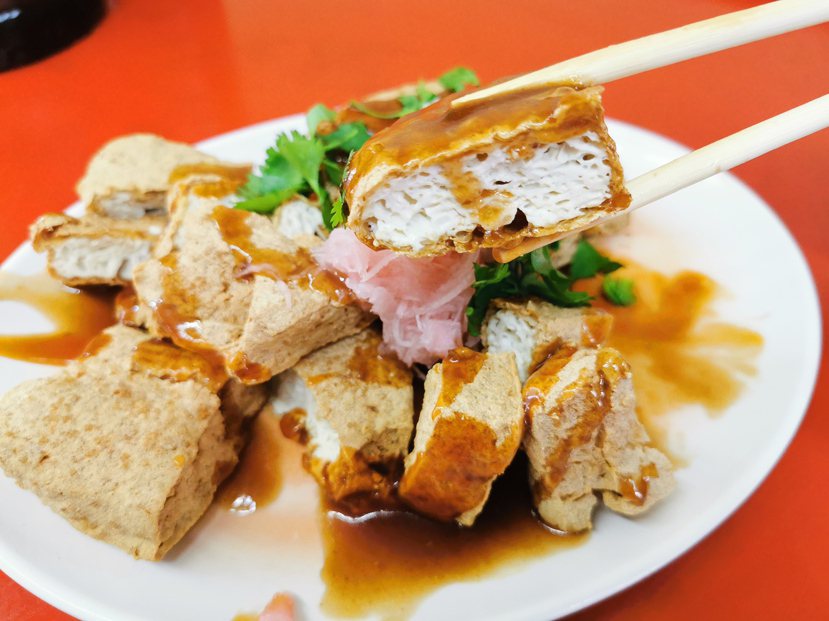 關山公有市場內的臭豆腐，入口酥脆。 圖／卜敏正 攝影