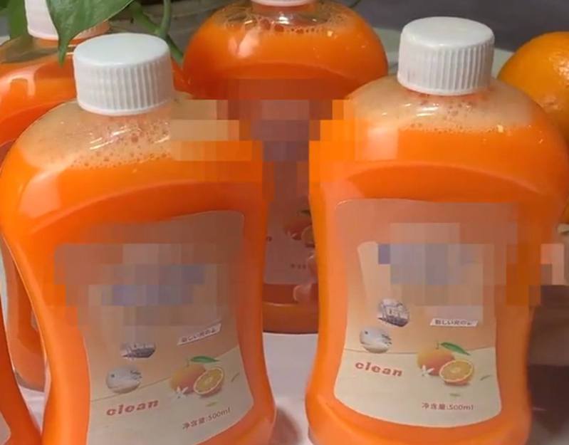 該款清潔劑外觀酷似橙汁。（微博）