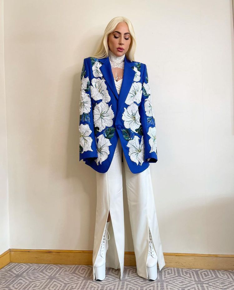 Lady Gaga身穿紐約設計師品牌Rodarte的立體刺繡寶藍色夾克接受媒體採...