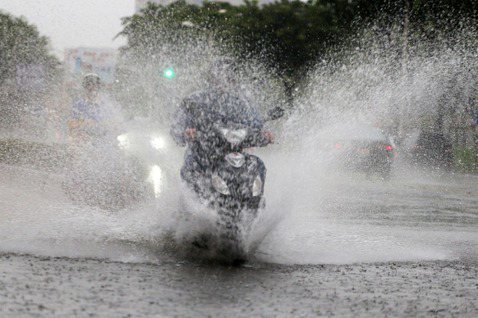 雨天行車水花濺濕騎士至少罰600　機車族傻眼：怎麼舉證？