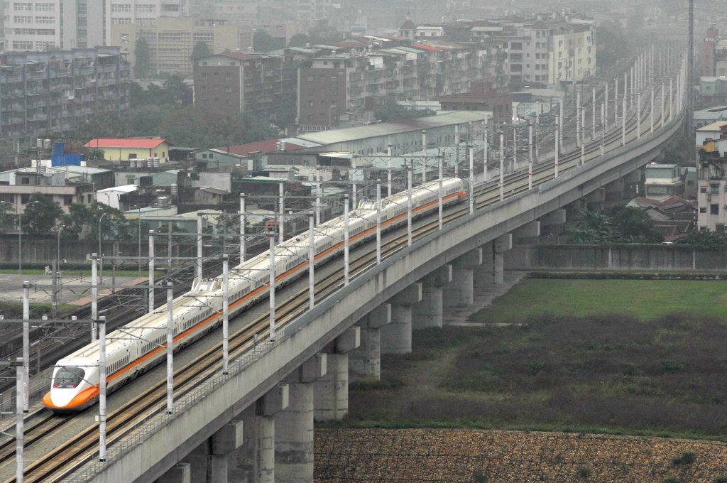 人口少子高齡化的趨勢下，交通建設的重心應從公路往鐵路轉移。圖為台灣高鐵。 圖／歐新社