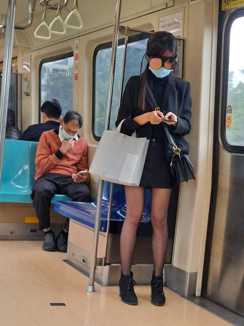 男網友日前搭捷運時遇見打扮吸睛的長腿正妹。 圖擷自爆廢公社