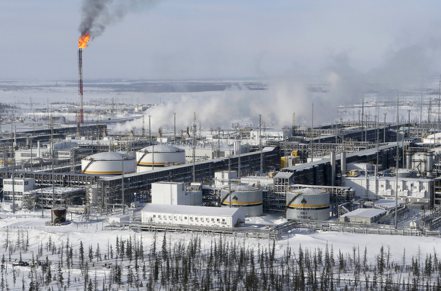 圖為俄羅斯石油公司位於西伯利亞克拉斯諾亞爾斯克市北方的煉油廠。路透