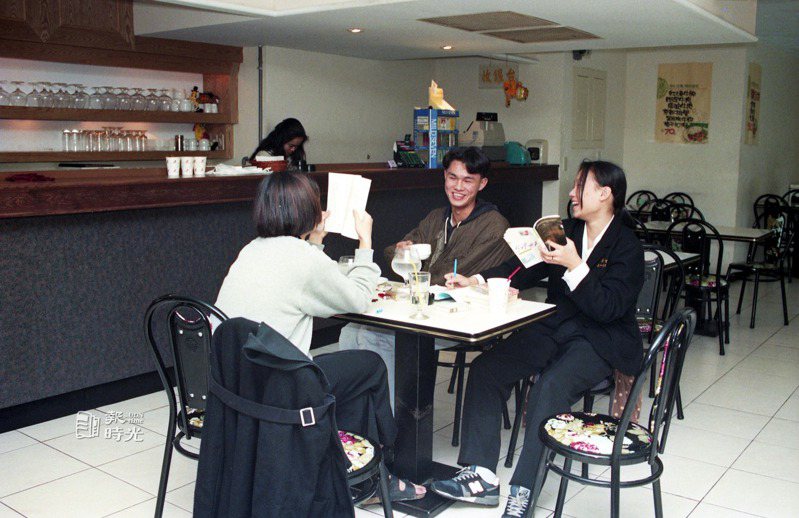 1993年三名學生在泡沫紅茶店拿著書本暢聊。聯合報系資料照