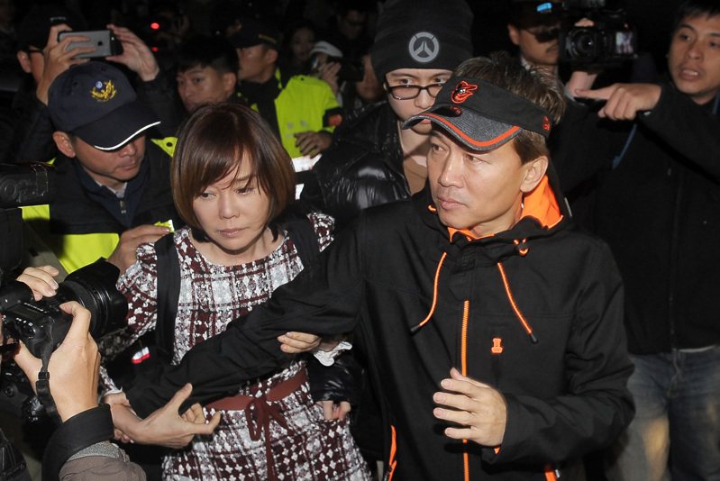 藝人孫鵬（右）、狄鶯（左）聽聞公訴不受理，透過律師對外表示「感謝台灣司法！」聯合報系資料照片／記者胡經周攝影