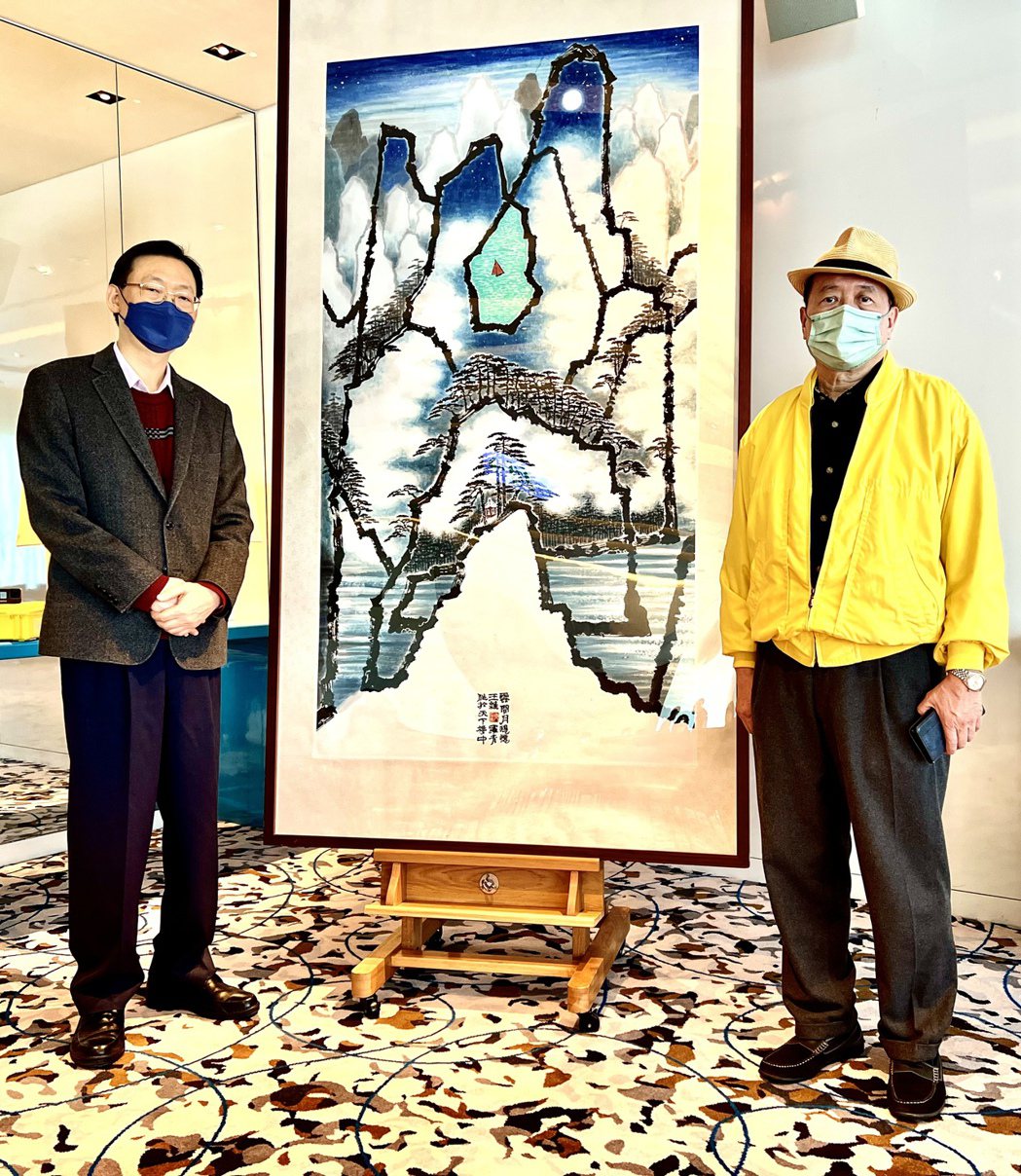 帝圖藝術董事長劉熙海(左)、羅霈穎胞兄羅青在其生前珍藏的羅青畫作前合影，拍賣所得...