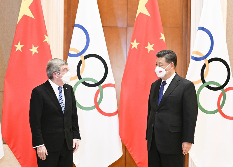習近平（右）昨天在北京釣魚台國賓館會見國際奧委會主席巴赫。（新華社）