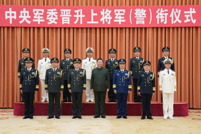 身兼中共中央軍委主席的中共總書記習近平（前排中）與新晉升七名上將及陪同人員合影。新華社