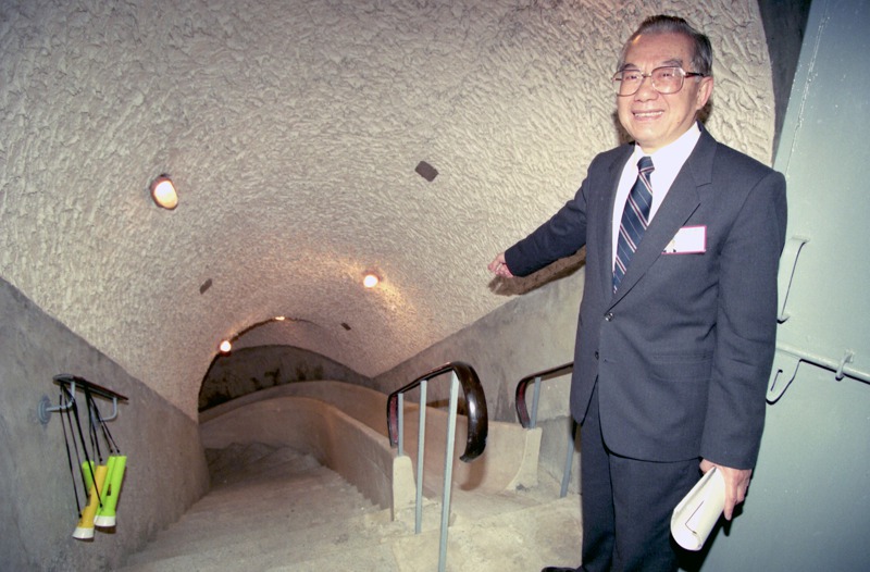 1996年1月26日圓山飯店公共安全檢查。意外在地下二樓有兩條近百公尺長的防空避難通道。圖／聯合報系資料照片