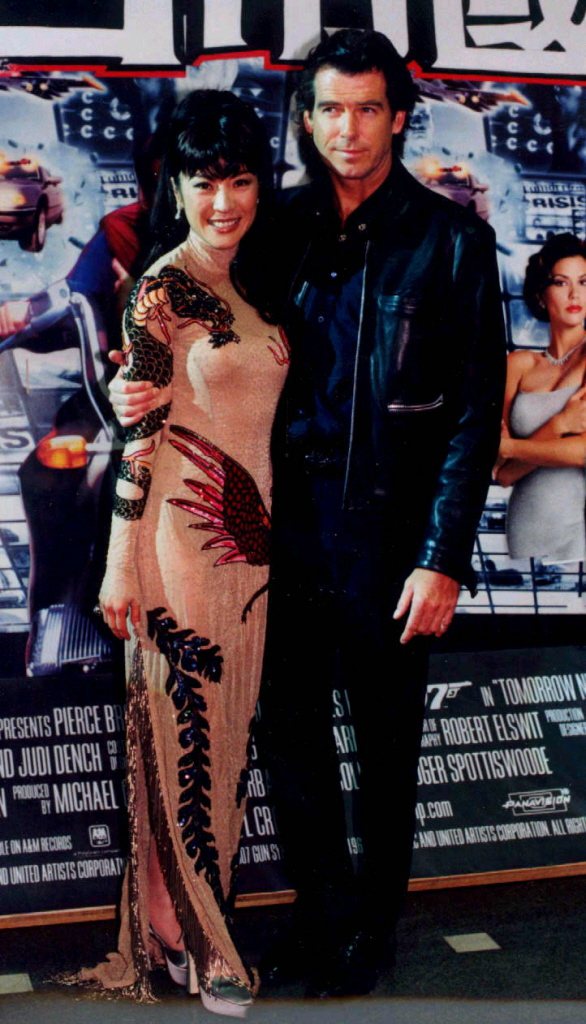 楊紫瓊（左）和「明日帝國」男主角皮爾斯布洛斯南來台出席首映會。圖／報系資料照片