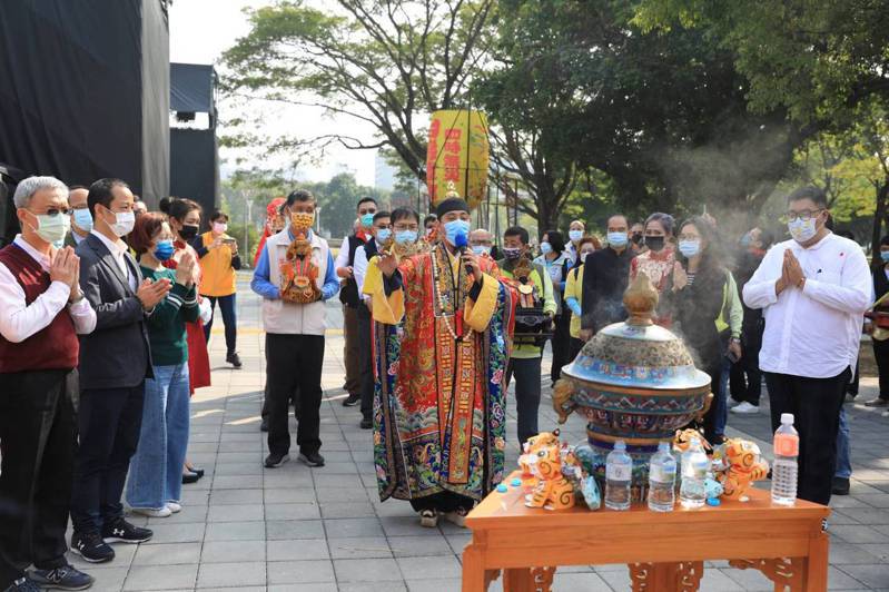 高雄市12間宮廟神尊昨天在衛武營替疫情及台灣燈會活動祈福。圖／高市觀光局提供