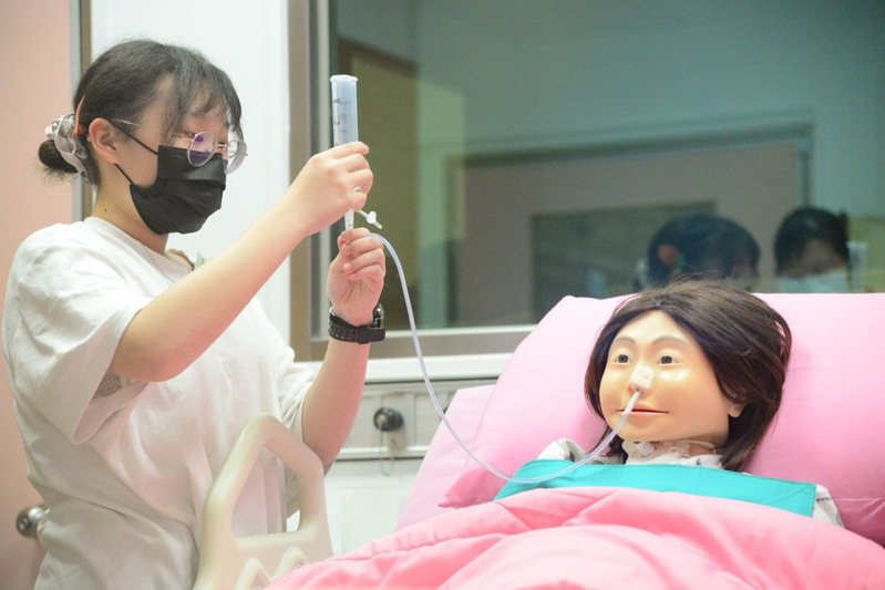 台南市教育局舉辦國中技藝教育競賽，今年增加「護理基本工作」項目。記者鄭惠仁／攝影