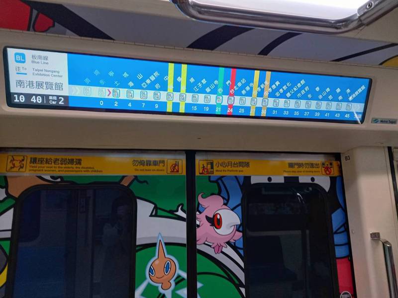 台北捷運與群創光電攜手打造的「Smart Display Metro數位列車」於板南線啟航，提供更多元的數位廣告展示空間。圖/台北捷運公司提供