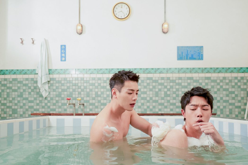 禾浩辰(左)和蔡凡熙合作拍攝「我家浴缸的二三事」。圖／羚邦集團提供