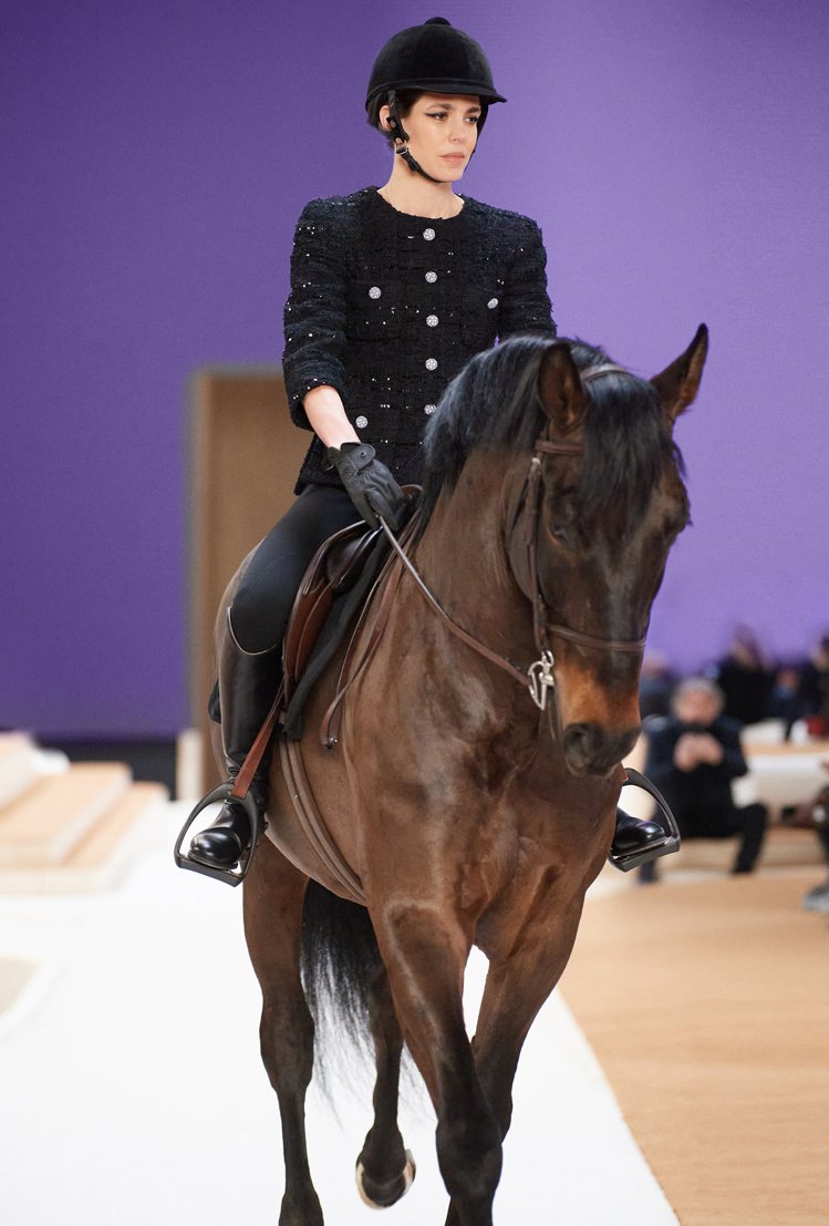 品牌大使摩納哥公主夏洛特卡西拉奇騎著馬開場。圖／香奈兒提供