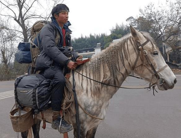 29歲重慶小夥樂曉雲，半年前從新疆霍爾果斯出發，走過4400公里，一人一馬返回重慶奉節老家。封面新聞