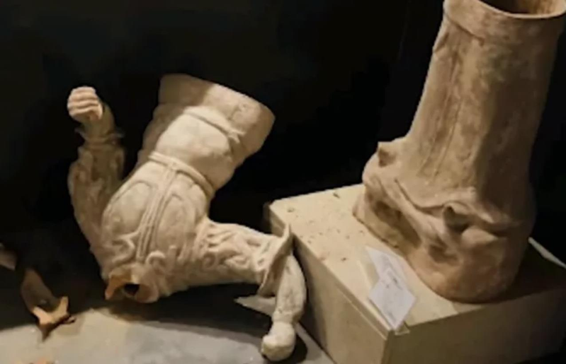 武漢一私人博物館，有一古代文物鎮墓陶俑，被十二歲學童打破在地，傳出要賠償130萬元人民幣事件，引發大陸網友熱議。（東方網）